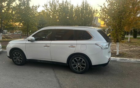 Mitsubishi Outlander III рестайлинг 3, 2014 год, 1 790 000 рублей, 11 фотография