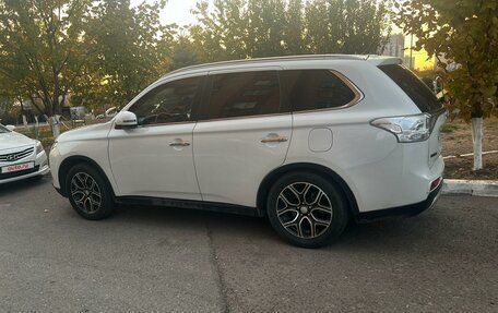 Mitsubishi Outlander III рестайлинг 3, 2014 год, 1 790 000 рублей, 13 фотография