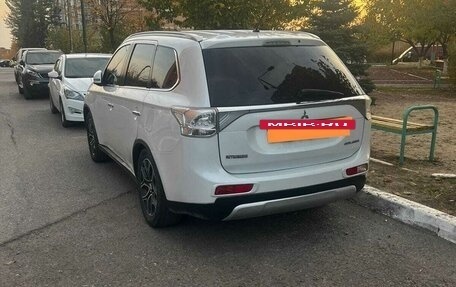 Mitsubishi Outlander III рестайлинг 3, 2014 год, 1 790 000 рублей, 7 фотография