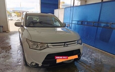 Mitsubishi Outlander III рестайлинг 3, 2014 год, 1 790 000 рублей, 10 фотография