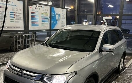 Mitsubishi Outlander III рестайлинг 3, 2014 год, 1 400 000 рублей, 2 фотография