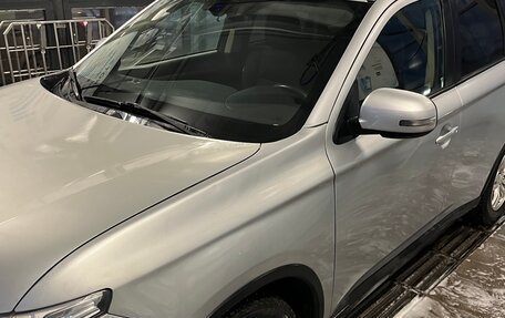 Mitsubishi Outlander III рестайлинг 3, 2014 год, 1 400 000 рублей, 3 фотография