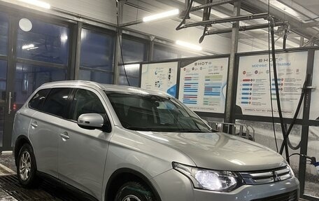 Mitsubishi Outlander III рестайлинг 3, 2014 год, 1 400 000 рублей, 15 фотография