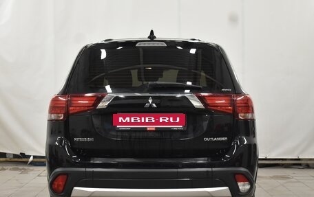 Mitsubishi Outlander III рестайлинг 3, 2017 год, 2 100 000 рублей, 4 фотография