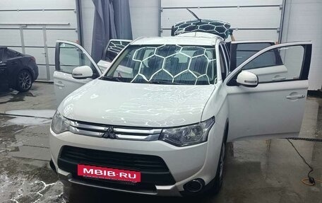 Mitsubishi Outlander III рестайлинг 3, 2014 год, 1 550 000 рублей, 2 фотография