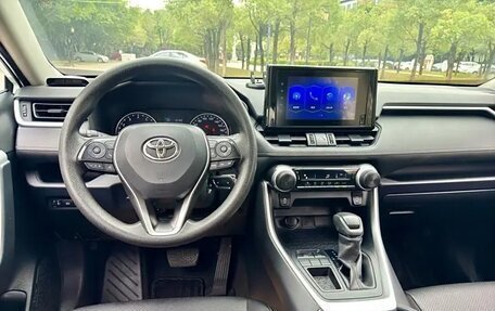 Toyota RAV4, 2021 год, 2 400 000 рублей, 9 фотография