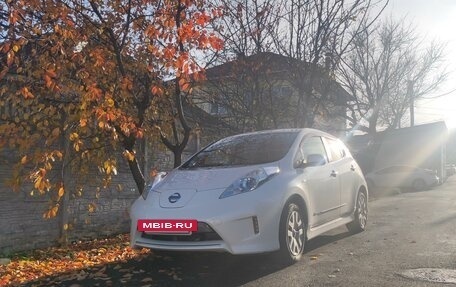 Nissan Leaf I, 2014 год, 1 090 000 рублей, 2 фотография