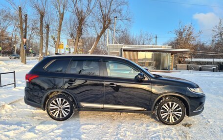 Mitsubishi Outlander III рестайлинг 3, 2019 год, 2 700 000 рублей, 4 фотография