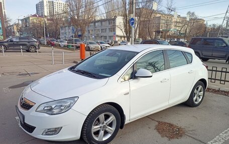 Opel Astra J, 2011 год, 990 000 рублей, 1 фотография