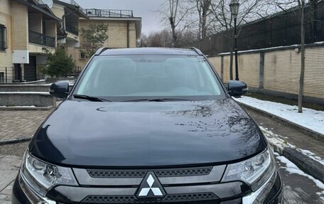 Mitsubishi Outlander III рестайлинг 3, 2022 год, 2 940 000 рублей, 2 фотография