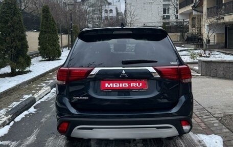 Mitsubishi Outlander III рестайлинг 3, 2022 год, 2 940 000 рублей, 3 фотография