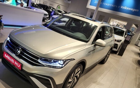 Volkswagen Tiguan II, 2023 год, 4 498 000 рублей, 1 фотография