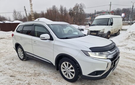 Mitsubishi Outlander III рестайлинг 3, 2020 год, 2 350 000 рублей, 6 фотография