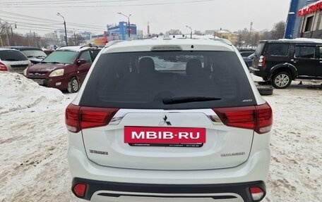 Mitsubishi Outlander III рестайлинг 3, 2020 год, 2 350 000 рублей, 5 фотография