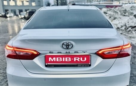 Toyota Camry, 2022 год, 3 800 000 рублей, 2 фотография