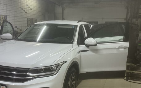 Volkswagen Tiguan II, 2022 год, 4 050 000 рублей, 2 фотография