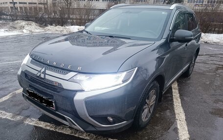 Mitsubishi Outlander III рестайлинг 3, 2020 год, 2 590 000 рублей, 2 фотография