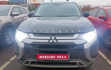 Mitsubishi Outlander III рестайлинг 3, 2020 год, 2 590 000 рублей, 3 фотография