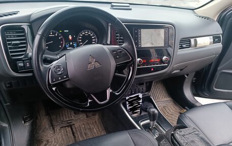 Mitsubishi Outlander III рестайлинг 3, 2020 год, 2 590 000 рублей, 14 фотография