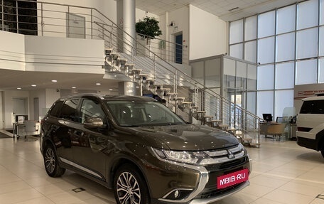 Mitsubishi Outlander III рестайлинг 3, 2018 год, 2 250 000 рублей, 3 фотография