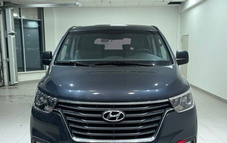 Hyundai Grand Starex Grand Starex I рестайлинг 2, 2018 год, 3 800 000 рублей, 2 фотография