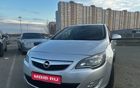 Opel Astra J, 2011 год, 880 000 рублей, 1 фотография