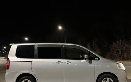 Toyota Noah III, 2013 год, 1 900 000 рублей, 8 фотография