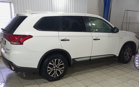 Mitsubishi Outlander III рестайлинг 3, 2017 год, 1 850 000 рублей, 16 фотография