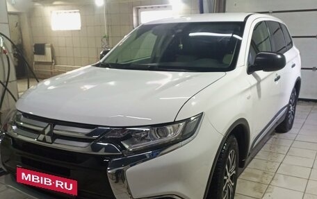 Mitsubishi Outlander III рестайлинг 3, 2017 год, 1 850 000 рублей, 14 фотография