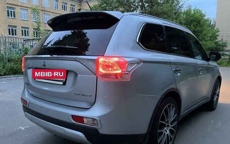 Mitsubishi Outlander III рестайлинг 3, 2014 год, 2 200 000 рублей, 4 фотография