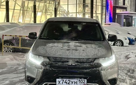 Mitsubishi Outlander III рестайлинг 3, 2019 год, 1 969 990 рублей, 3 фотография