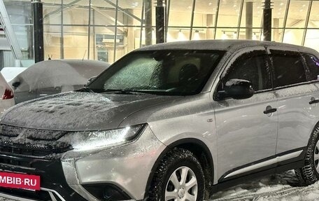 Mitsubishi Outlander III рестайлинг 3, 2019 год, 1 969 990 рублей, 4 фотография