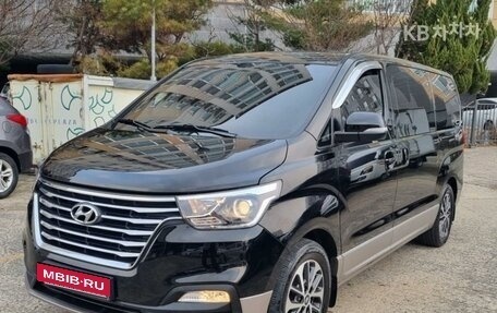 Hyundai Grand Starex Grand Starex I рестайлинг 2, 2021 год, 3 900 000 рублей, 2 фотография