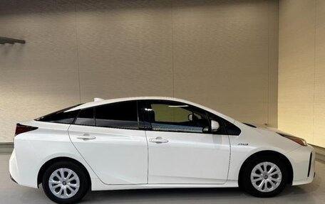 Toyota Prius IV XW50, 2021 год, 1 870 000 рублей, 8 фотография