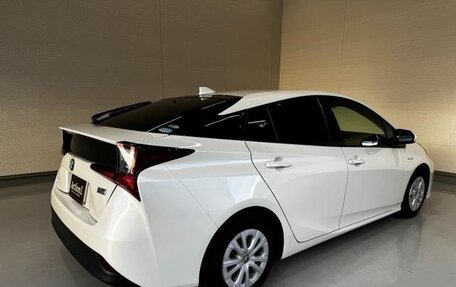 Toyota Prius IV XW50, 2021 год, 1 870 000 рублей, 7 фотография