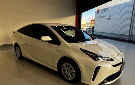 Toyota Prius IV XW50, 2021 год, 1 870 000 рублей, 3 фотография