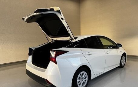 Toyota Prius IV XW50, 2021 год, 1 870 000 рублей, 10 фотография