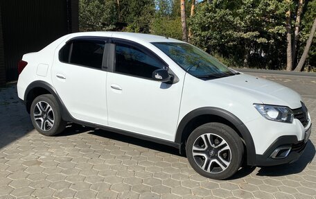 Renault Logan II, 2018 год, 1 000 000 рублей, 2 фотография