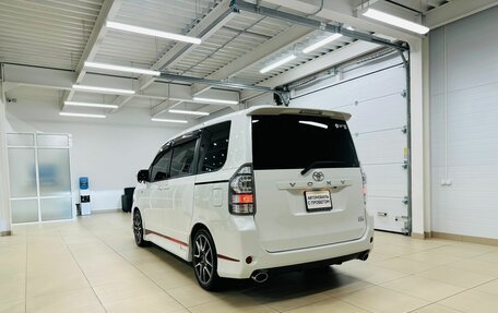 Toyota Voxy II, 2011 год, 2 099 000 рублей, 4 фотография