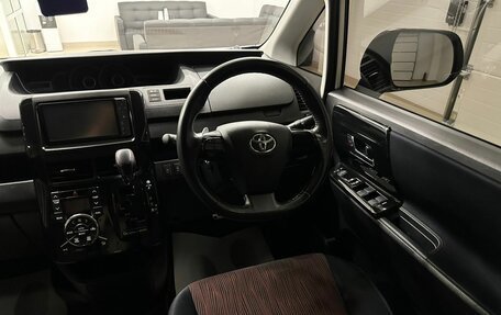 Toyota Voxy II, 2011 год, 2 099 000 рублей, 15 фотография