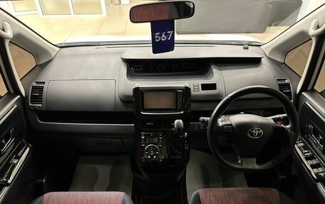 Toyota Voxy II, 2011 год, 2 099 000 рублей, 16 фотография