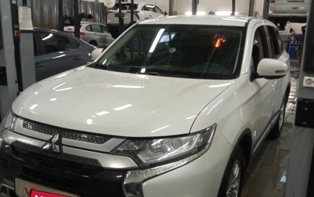 Mitsubishi Outlander III рестайлинг 3, 2019 год, 2 160 000 рублей, 1 фотография