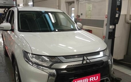 Mitsubishi Outlander III рестайлинг 3, 2019 год, 2 160 000 рублей, 2 фотография