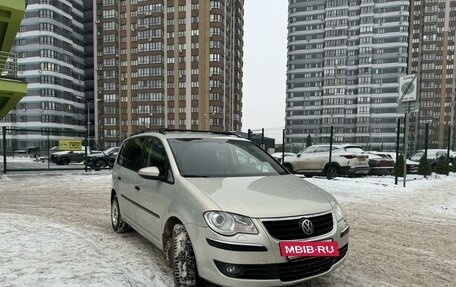 Volkswagen Touran III, 2010 год, 699 000 рублей, 3 фотография