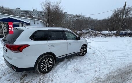 Mitsubishi Outlander III рестайлинг 3, 2015 год, 1 850 000 рублей, 2 фотография