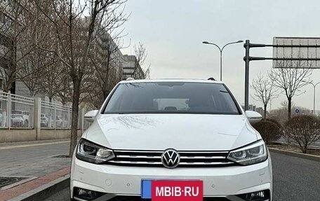 Volkswagen Touran III, 2021 год, 2 360 000 рублей, 2 фотография