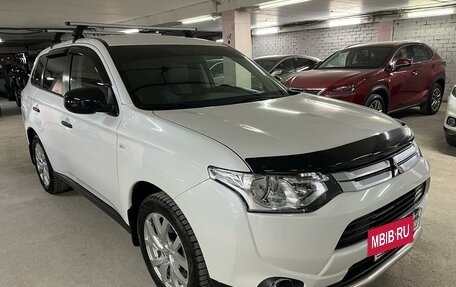 Mitsubishi Outlander III рестайлинг 3, 2014 год, 1 475 000 рублей, 4 фотография