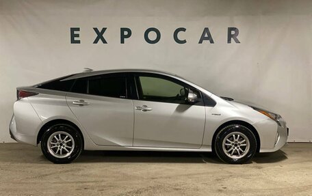 Toyota Prius IV XW50, 2017 год, 1 720 000 рублей, 6 фотография