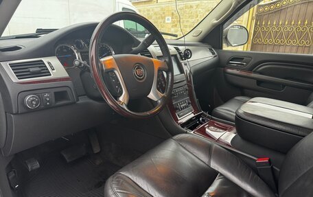 Cadillac Escalade III, 2011 год, 2 640 000 рублей, 21 фотография