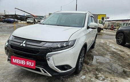 Mitsubishi Outlander III рестайлинг 3, 2016 год, 1 600 000 рублей, 2 фотография